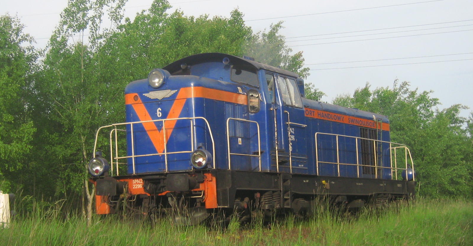 Napęd hybrydowy (spalinowo-elektryczny) można znaleźć także w tych, bardzo popularnych lokomotywach SM42 / Fablok 6D.