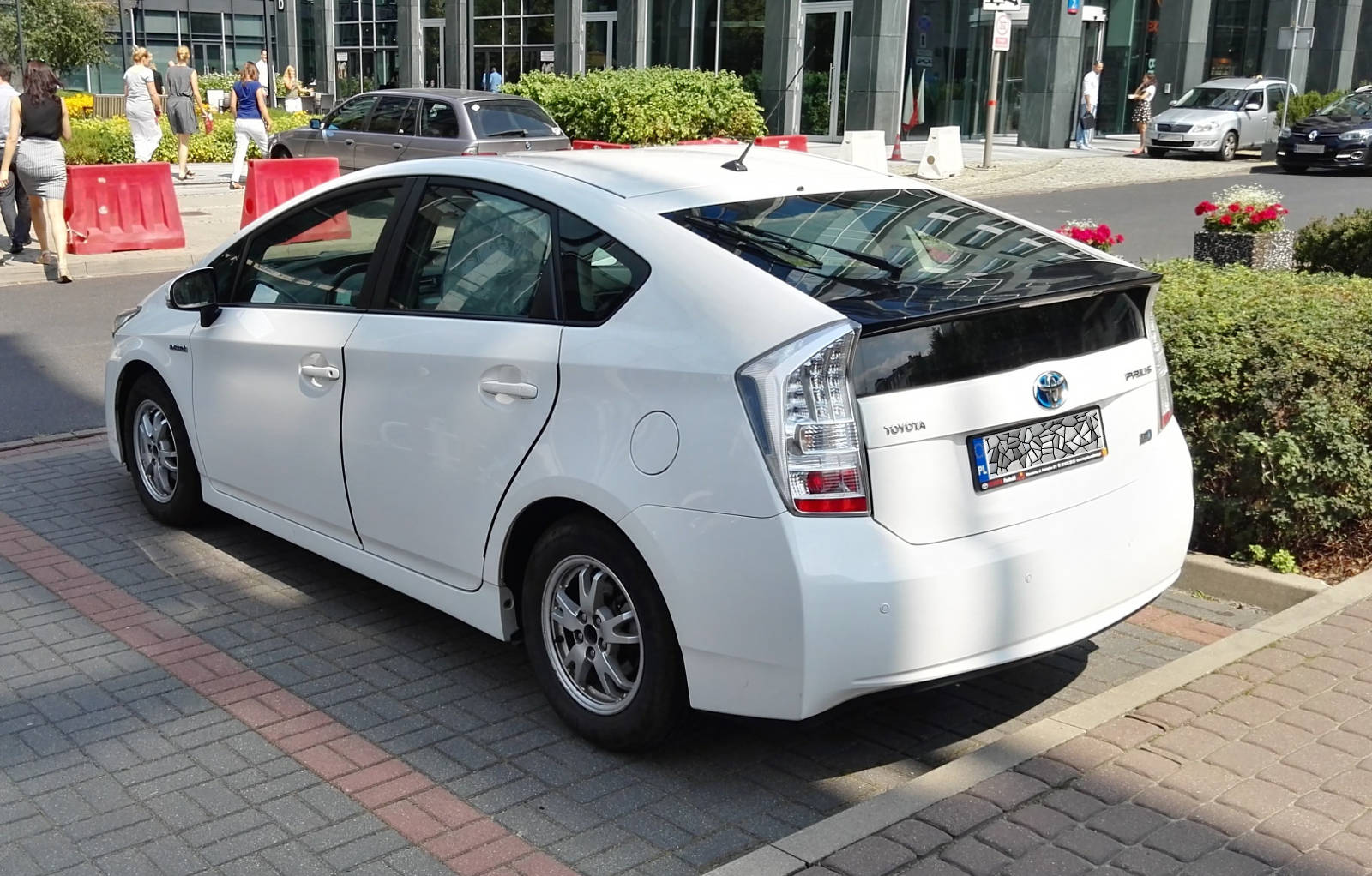 Napęd hybrydowy zdobył popularność dzięki temu samochodowi -- Toyota Prius.